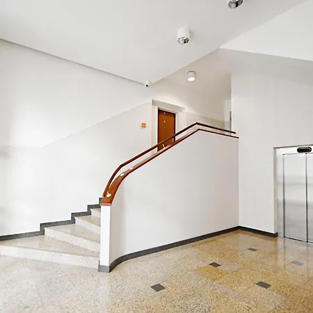 Large And Luxury 3city In With Two Balconies By Renters *