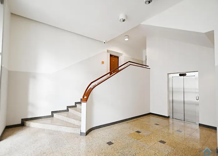 Large And Luxury 3city In With Two Balconies By Renters *