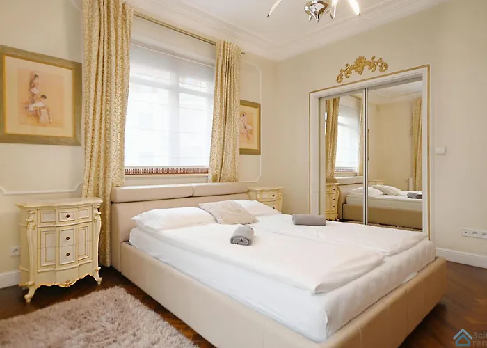 Large And Luxury 3city In With Two Balconies By Renters *