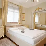 Large And Luxury 3city In With Two Balconies By Renters *